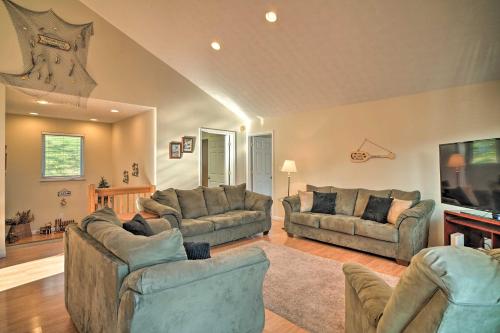 Caryville Home with Private Dock and Norris Lake Views in 加利威爾