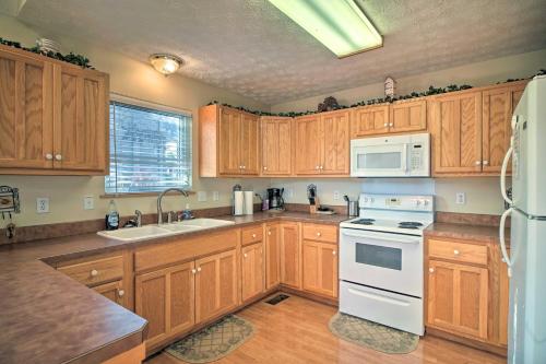 Caryville Home with Private Dock and Norris Lake Views in 加利威爾