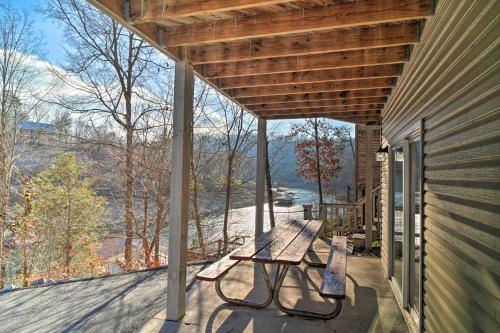 Caryville Home with Private Dock and Norris Lake Views in 加利威爾