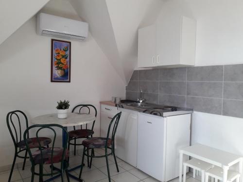 Béke Stúdió Apartman (Beke Studio Apartman) in บาลาตันเลลเล