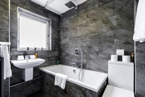 Lovely 2 Bedroom Apartment Near South Bank - image 5