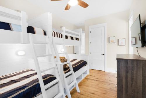 Calm Breeze Cottage by RealJoy Vacations - image 14