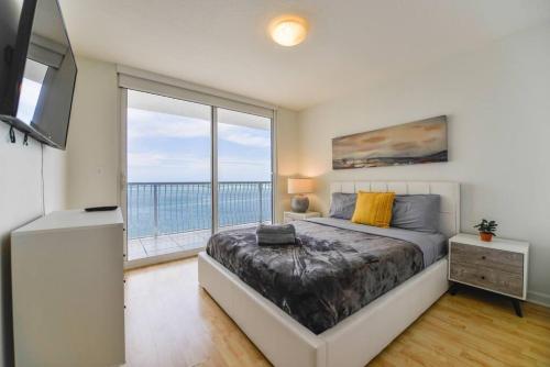 Exquisite 3Bedrooms W Top Amenities Free Parking (2002)