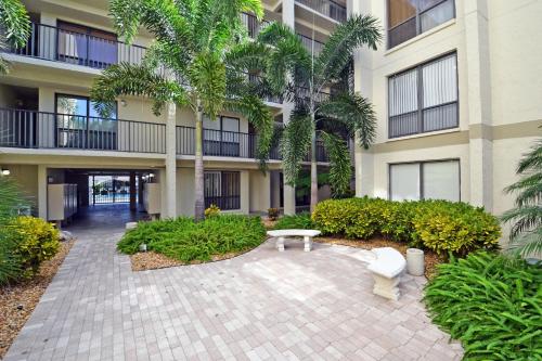NEW Updated Siesta Key Vacation Rental with Heated Pool Access thumb 3