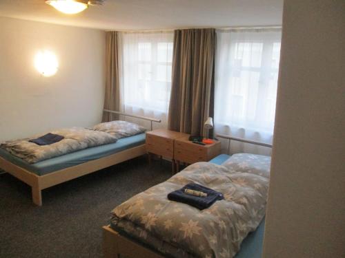 2 twin beds