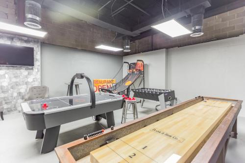 Spectacular Memphis Studio - Walk Score 85