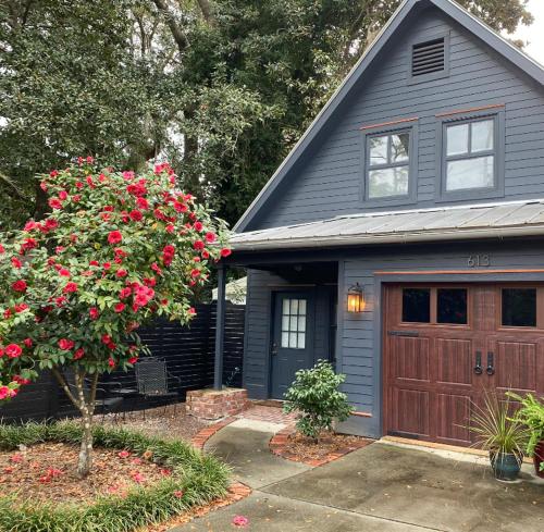 Carriage House 2 bdrm at Camellia Cottages in historic Summerville, SC
