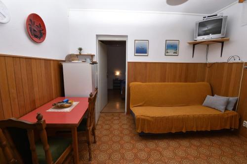 One-Bedroom Apartment image 5