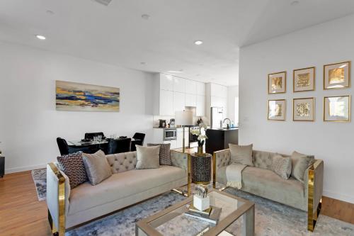 The Luxe Lair - Convenience and Comfort meet Lavish Luxury townhouse