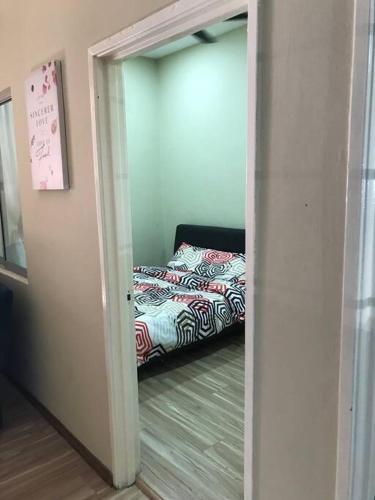 a bedroom with a bed and a door, Homestay Islam Keluarga BTP in Bandar Tasik Puteri