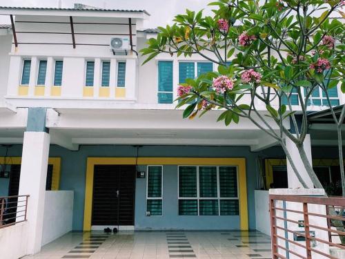Exterior view of Spacious cozy Lakeville homestay 4 bedrooms all with AirCond