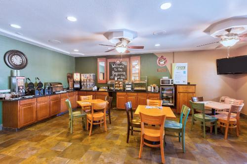 บริการและสิ่งอำนวยความสะดวก, อเมริกอินน์ บาย วินด์แฮม เดอมอยน์ แอร์พอร์ต (AmericInn by Wyndham Des Moines Airport) in เดสโมนส์ (IA)