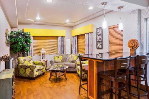 ห้องส่วนกลางสำหรับนั่งเล่น/ดูทีวี, อเมริกอินน์ บาย วินด์แฮม เดอมอยน์ แอร์พอร์ต (AmericInn by Wyndham Des Moines Airport) in เดสโมนส์ (IA)