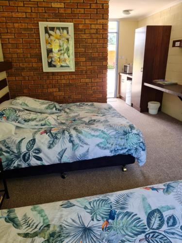1 double bed, 1 twin bed