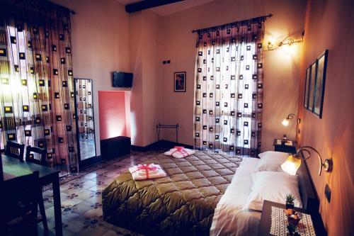 1 king bed, 1 twin bed