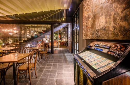 Bar/ Salón, The Yard Hostel in Catania