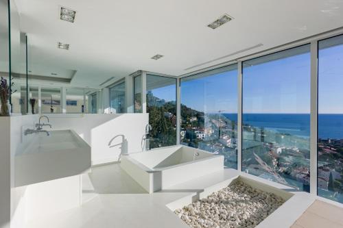 حمام, Sitges Villa Andromeda in إربانيتزاكيو مونتاجافينا
