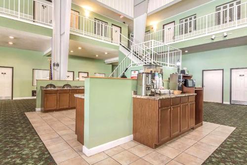 Coratel Inn & Suites McCook - image 6
