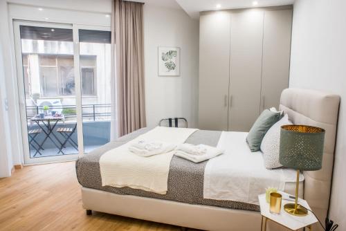 A24 Pristine & sunny suite near Plaka & Parthenon, Афины