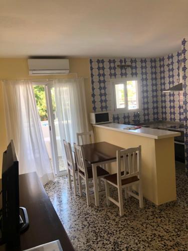 Apartamentos Cala Llonga