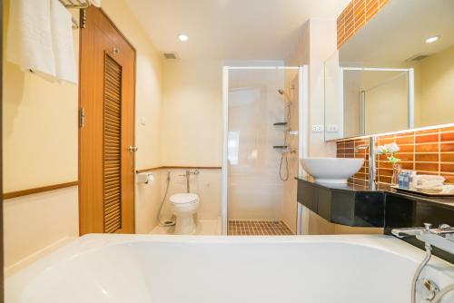 Deluxe Side Sea View Room image 3