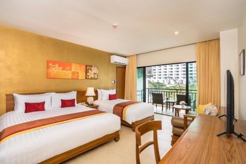 Deluxe Side Sea View Family Room image 2