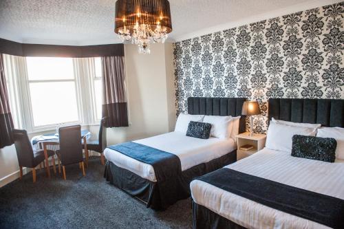 2 queen beds