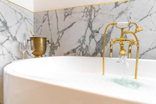 Fürdőszoba, Hotel H15 Francuski Old Town - Destigo Hotels near 19.Századi Lengyel Festészet Galéria