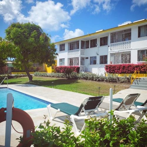 Vista exterior, Adulo Apartments in Christ Church