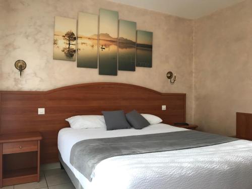 Logis - Hostellerie Le Chatel Nangis Room Type - Double Room with Garden View