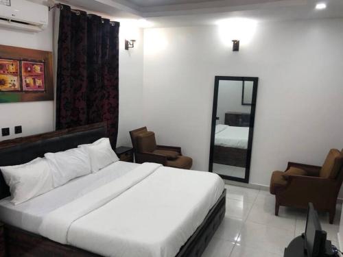 Tastefully Furnished 3 Bedroom Apartment at Apo