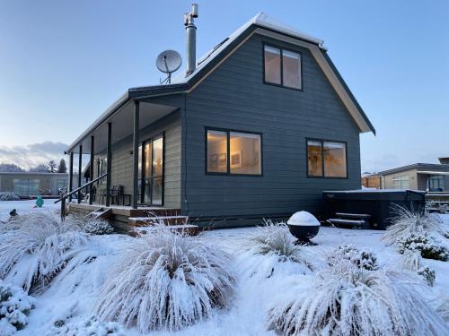 cabină de duș, Cosy Spa Cottage with WiFi - Ohakune Holiday Home in Ohakune