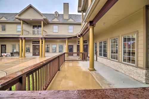 Apt with Balconies - Steps to Kemah Boardwalk! in Kemah (TX)