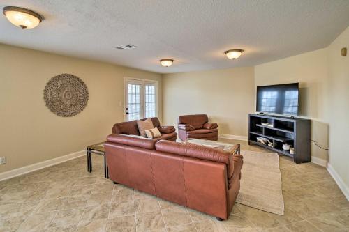 Apt with Balconies - Steps to Kemah Boardwalk! in Kemah (TX)