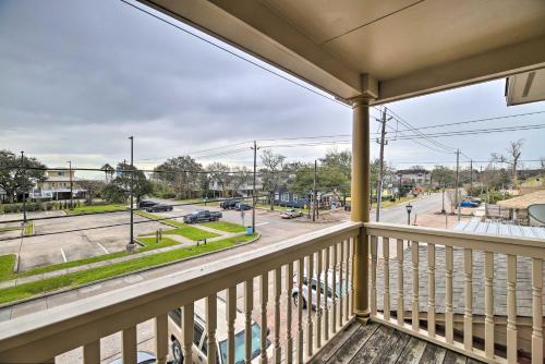 Apt with Balconies - Steps to Kemah Boardwalk!