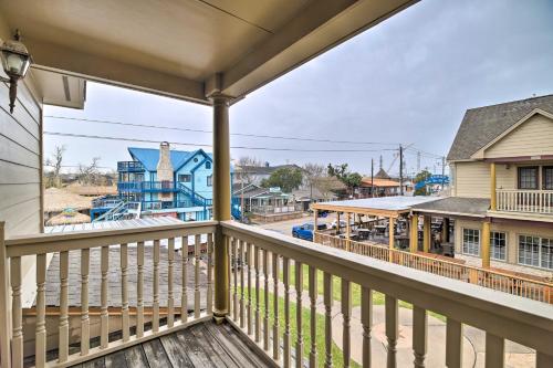 Apt with Balconies - Steps to Kemah Boardwalk!