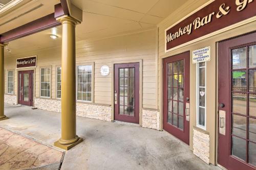 Apt with Balconies - Steps to Kemah Boardwalk! in Kemah (TX)