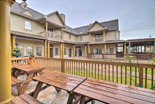 Apt with Balconies - Steps to Kemah Boardwalk!