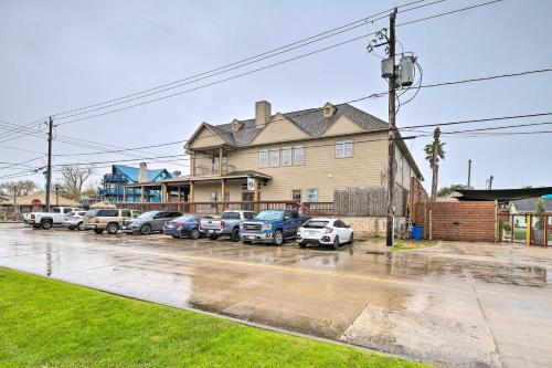 Apt with Balconies - Steps to Kemah Boardwalk!