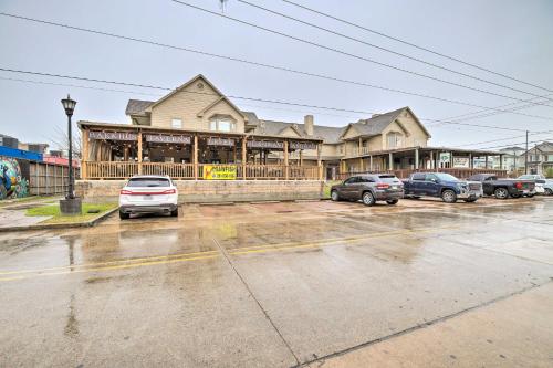 Apt with Balconies - Steps to Kemah Boardwalk!