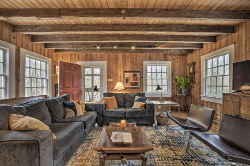 Warm and Peaceful Home with Fire Pit on Haw River in Pittsboro, USA