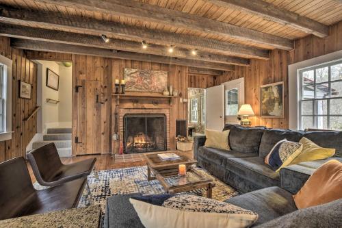 Warm and Peaceful Home with Fire Pit on Haw River in Pittsboro, USA