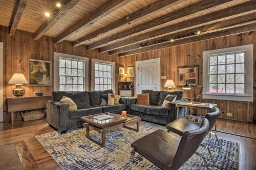 Warm and Peaceful Home with Fire Pit on Haw River in Pittsboro, USA