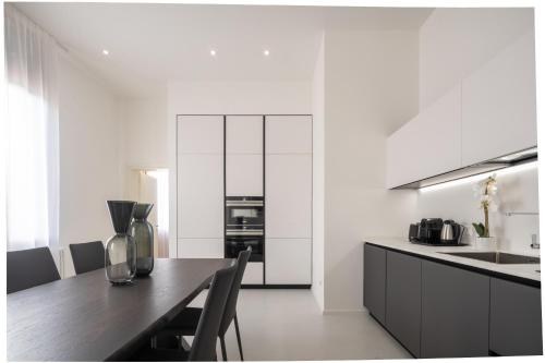 Design Apartment with Balcony on the Grand Canal R&R 3