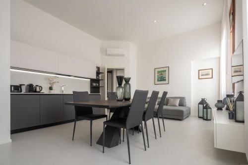 Design Apartment with Balcony on the Grand Canal R&R 4
