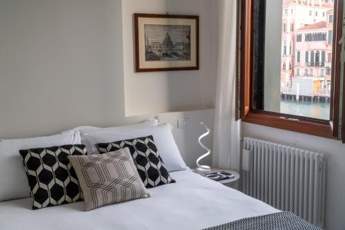 Design Apartment with Balcony on the Grand Canal R&R - image 2