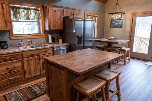 NEW!! House Near Raystown Lake in Peaceful Wooded Area in Huntingdon, USA