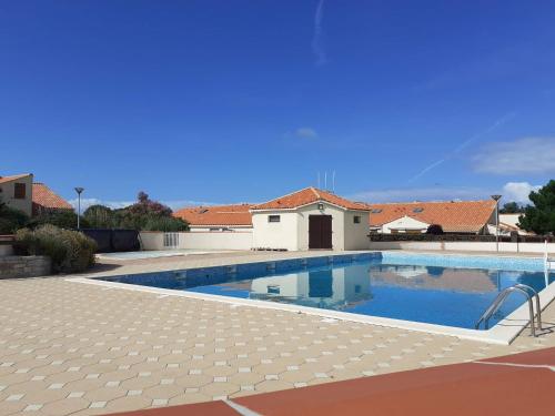 Maison avec piscine commune à 800m de la plage