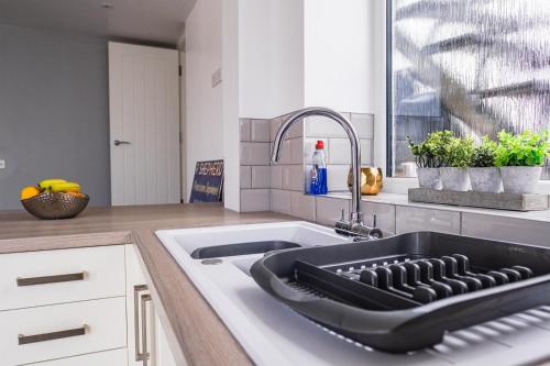 ห้องครัว, Shepherd's Rest Apartments Central Location With Parking in ติวเกสเบอรี