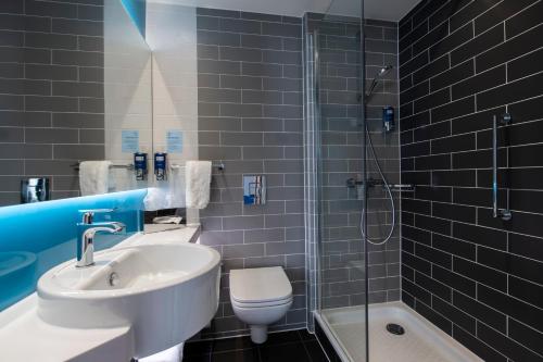 Bathroom, Holiday Inn Express Edinburgh City West in Leith
